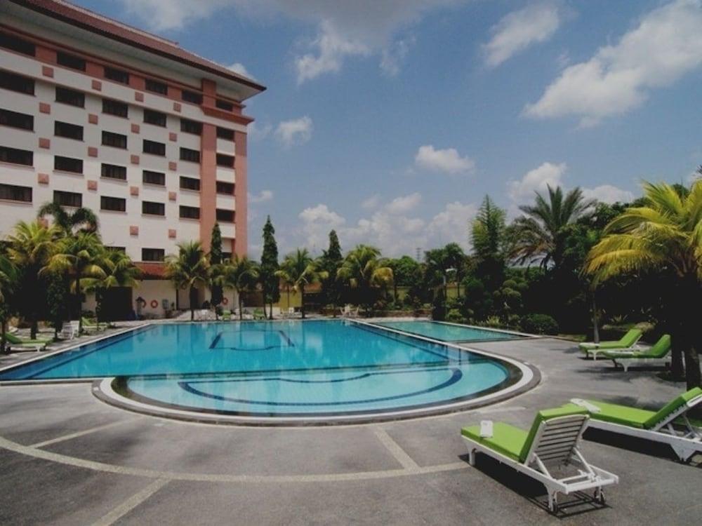 The Sunan Hotel Solo Buitenkant foto