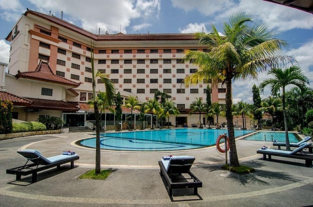 The Sunan Hotel Solo Buitenkant foto